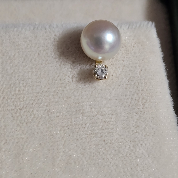 Elegant Pearl and Gold Stud Earrings - Picture 3 of 6